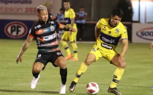 Leonardo Valencia en acción en el triunfo de Cobresal frente a Everton. (Agencia Uno).
