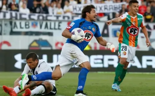 Loco Peric y un duelo ante Colo Colo en el estadio Monumental defendiendo a Cobresal. (Agencia Uno).