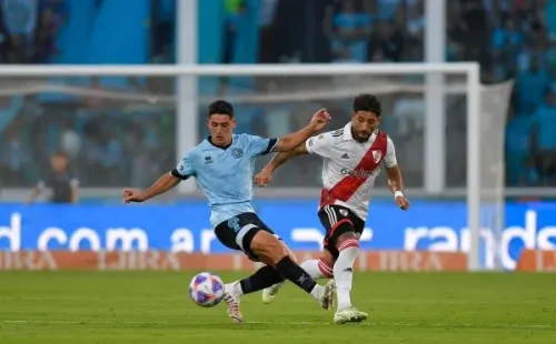 Bruno Zapelli disputa el balón con Milton Casco en un duelo entre Belgrano y River Plate. (Getty Images).