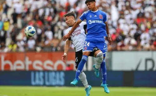 Darío Osorio lucha un balón aéreo con el Torta Opazo en el último Superclásico jugado en el Monumental. (Agencia Uno).