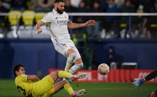 VILLARREAL, SPAIN - JANUARY 19: Aissa Mandi of Villarreal CF competes for the ball with Karim Benzema of Real Madrid CF during the Copa Del Rey Round of 16 match between Villarreal CF and Real Madrid CF at Estadio de la Ceramica on January 19, 2023 in Villarreal, Spain. (Photo by Francisco Macia/Quality Sport Images/Getty Images)