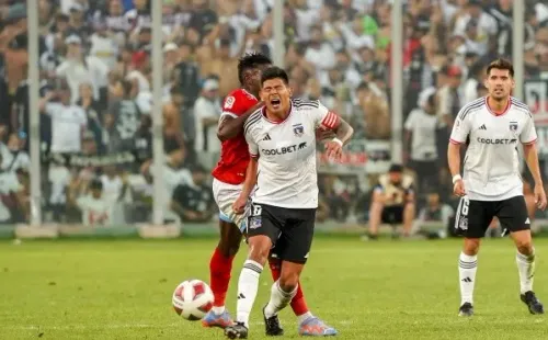 Esteban Pavez recibe un foul de Yorman Zapata en el triunfo albo ante Magallanes. (Guille Salazar/RedGol).
