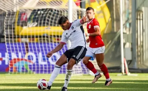 Esteban Pavez juega el balón ante la mirada de Felipe Flores en el triunfo de Colo Colo ante Magallanes. (Guille Salazar/RedGol).