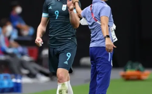 Fernando Batista, el DT de Argentina olímpica, felicita a Adolfo Gaich en un partido de los Juegos Olímpicos de Tokio.