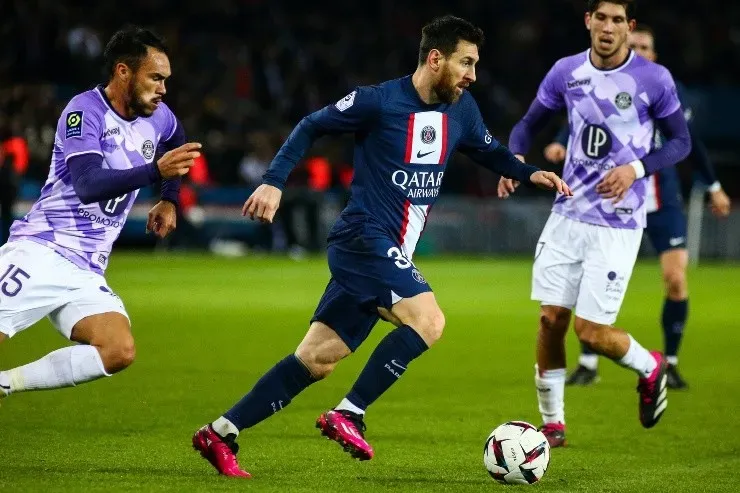 Gabriel Suazo y Lionel Messi en el duelo del Toulouse y PSG