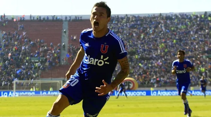 Charles Aránguiz rubricó el último triunfo oficial de Universidad de Chile sobre Colo Colo en 2013.    Foto: Agencia Uno