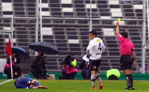 Álvaro Ormeño recibe tarjeta amarilla en un Superclásico. (Agencia Uno).