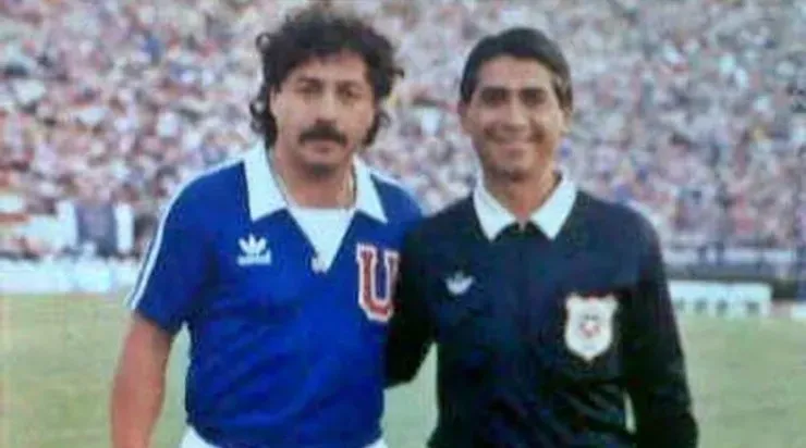 Carlos Caszely hasta jugó por la U, en los años en que los clásicos eran entretenidos