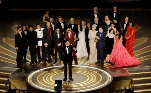 Todo el elenco y equipo de la cinta ganadora. Foto: Getty
