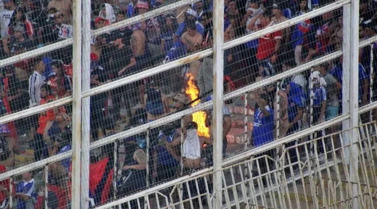 Los hinchas de Universidad de Chile también encendieron elementos y lanzaron proyectiles en el Monumental