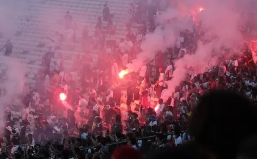 Las bengalas que empañaron el Superclásico.