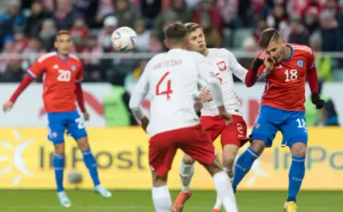 Michael Fuentes (de fondo con el “20”) en su debut por Chile ante Polonia. (Getty Images).