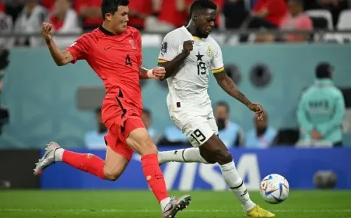 Kim Min-Jae fue mundialista con Corea del Sur. Acá lucha con Iñaki Williams de Ghana. (Getty Images).
