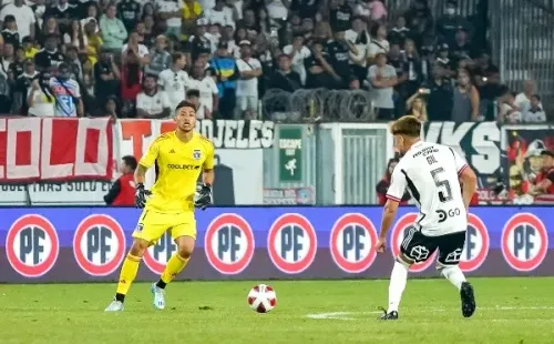Leonardo Gil recibe un balón de Brayan Cortés en la derrota de Colo Colo ante Coquimbo Unido. (Guille Salazar/RedGol).