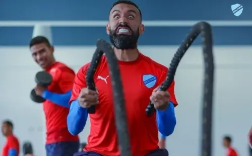 Ronnie Fernández en una intensa práctica en el Bolívar.