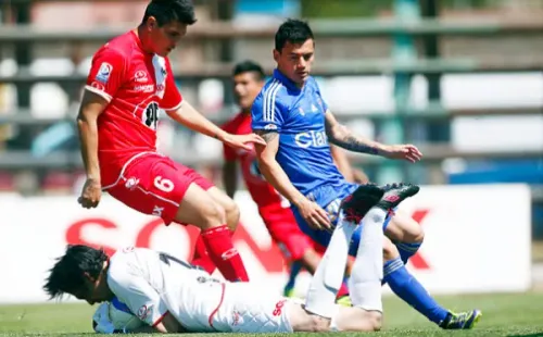Arnaldo Giménez se queda con la pelota ante la mirada de Charles Aránguiz. (Getty Images).