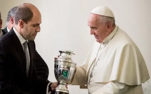 Jadue le entregó una réplica miniatura de la Copa América 2015, además de una polera y un peluche, a Francisco I.