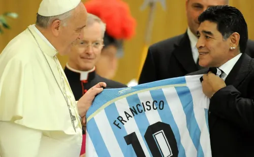 Diego Maradona también le regaló una camiseta a su compatriota.