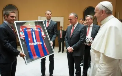 El Bayern Múnich, con Manuel Neuer y Philipp Lahm como representantes, también le hizo llegar un regalo a Francisco.