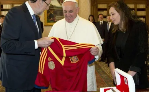 Papa Francisco con la camiseta de la selección de España.