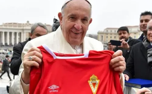 El futbolero Francisco I ha recibido muchísimas camisetas, entre ellas la del Murcia Fútbol Club de la tercera división de España.