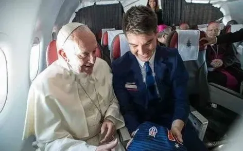 Desde Universidad de Chile también tuvieron la posibilidad de entregarle su indumentaria al Papa.