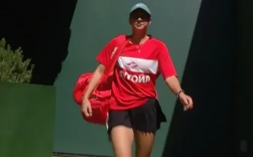 Potapova entrando a la cancha en Indian Wells con su camiseta del Spartak de Moscú. | Captura