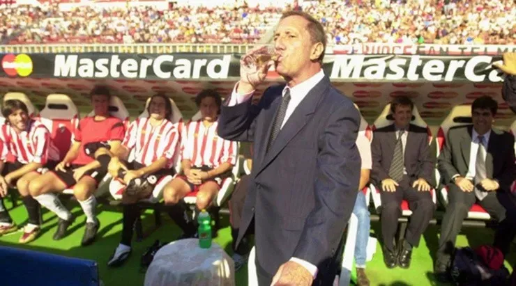 Carlos Salvador Bilardo y su icónica escena, cuando fingió tomar champaña y era “gatoréi”