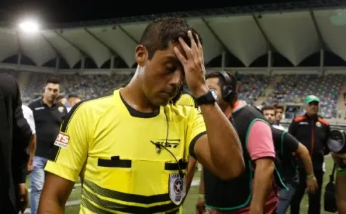 Nicolás Gamboa insultó a los jugadores y quedó grabado en los audios del VAR, por lo que se espera un fuerte castigo. Foto: Agencia Uno