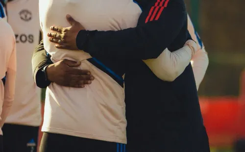 Benni Mc Carthy realiza un gran trabajo en el United