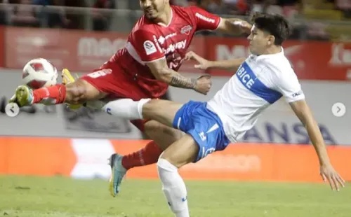 Axel Cerda disputa un balón con Lorenzo Reyes el día de su debut.