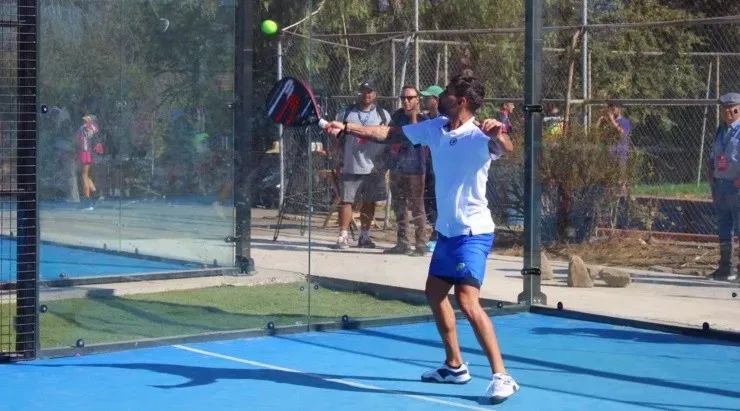 Jorge Valdivia mostró sus virtudes en el padel.    Foto: Héctor Orrego