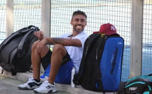 Valdivia goza tras jugar pádel con grandes estrellas de la disciplina. | Foto: Héctor Orrego