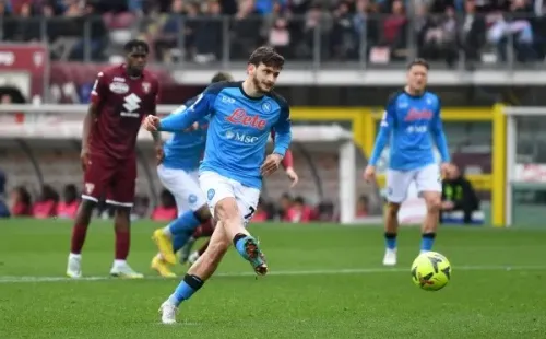 Khvicha Kvaratskhelia anotó así de penal en la goleada del súper líder Napoli. (Getty Images).