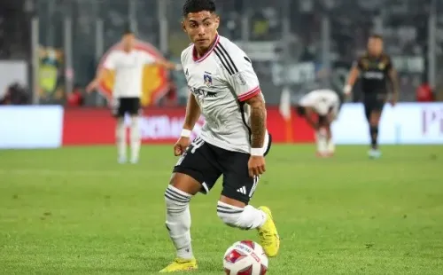 Los hinchas piden la salida de Thompson, pero en Colo Colo piensan en un tratamiento que le permita entender la gravedad de su actuar y así pueda enfocarse en la cancha. Foto: Guille Salazar, RedGol.