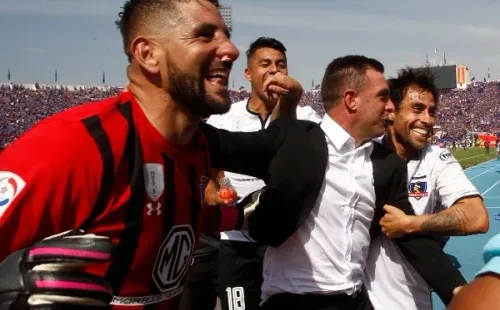 Pablo Guede es abrazado por Orion y Valdivia en el último partido que dirigió a Colo Colo, un Superclásico ante la U. (Agencia Uno).