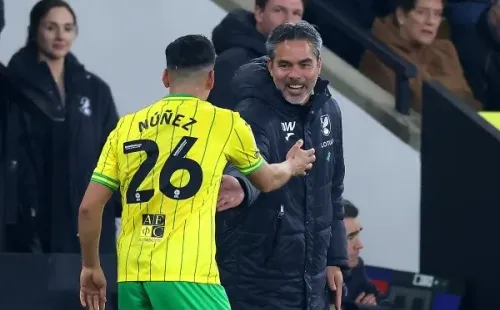 Marcelino Núñez es felicitado por el DT del Norwich City, David Wagner. (Getty Images).