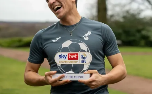 Marcelino Núñez ríe con su premio por marcar el mejor gol del mes en febrero. (Norwich City).