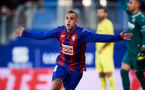 Fabián Orellana festeja el gol de penal que le anotó al Villarreal. (Getty Images).