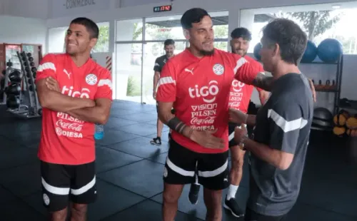 Gustavo Gómez, el defensor central de Palmeiras, ya entrena con Paraguay con la mira fija en el amistoso con Chile. (Twitter: @Albirroja).