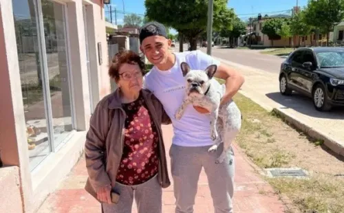 Pablo Solari junto a su abuelita en Arizona, su pueblo.