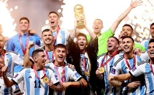 Este trofeo de la Copa del Mundo, ese que Messi levantó con el bisht puesto, descansa en estos momentos en la sede de la FIFA en Suiza. | Foto: Getty Images.