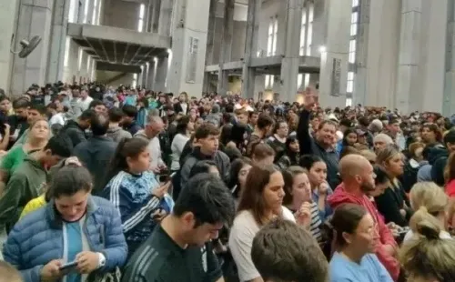 La gente agolpada en el santuario