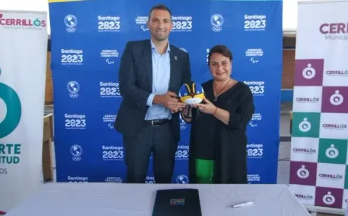 Juan Carlos Chamy y la alcaldesa de Cerrillos, Lorena Fause Rojas, firman un convenio por Santiago 2023. | Foto: Santiago 2023