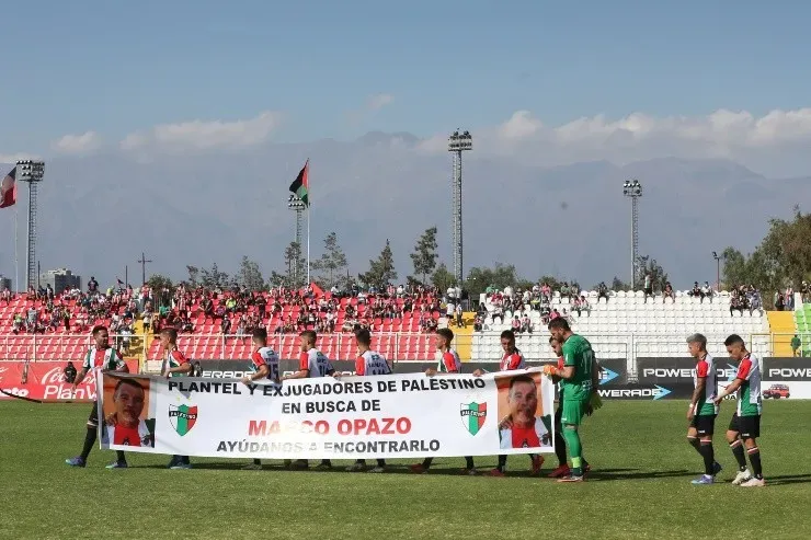 Palestino con un cartel del desaparecido Marco Opazo