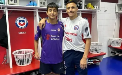 Alonso Vidal está casi del mismo porte de Alexis Sánchez (Instagram)