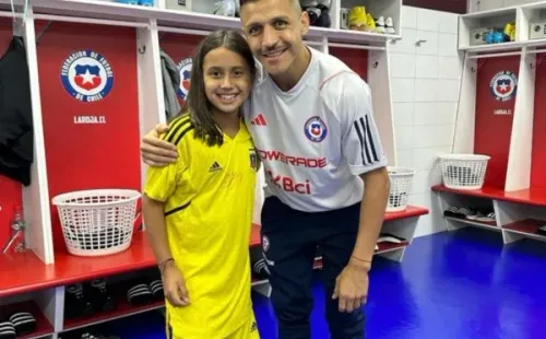 Elisabetta posando feliz con la tricota de arquero de Colo Colo junto a Alexis