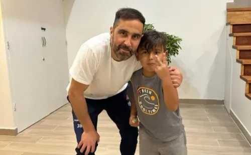 Claudio Bravo junto a Emiliano, el menor de los hijos de Vidal.