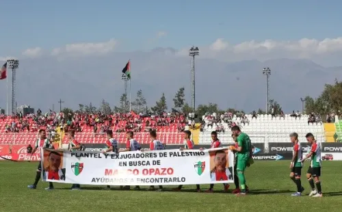 Palestino con un cartel de Marco Opazo