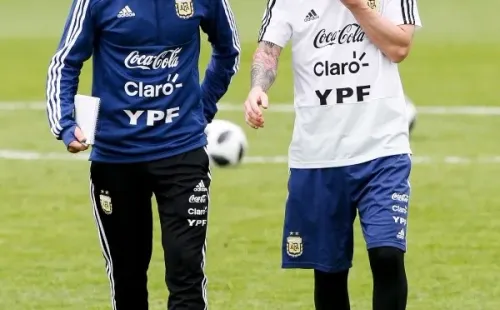 Sebastián Beccacece y Lionel Messi en una práctica de Argentina. (Getty Images).